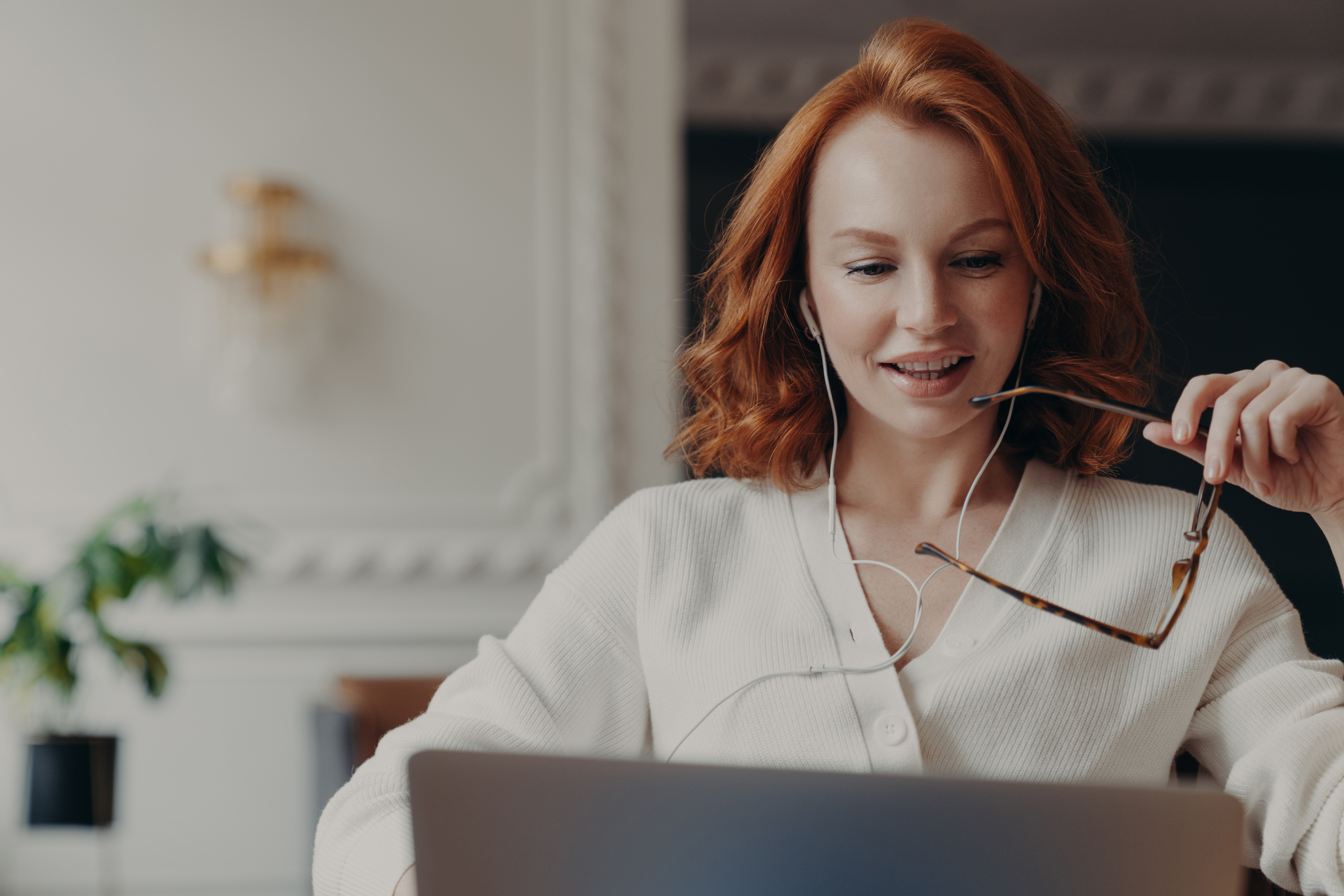 photodune-33277756-pleased-redhead-woman-student-watches-training-webinar